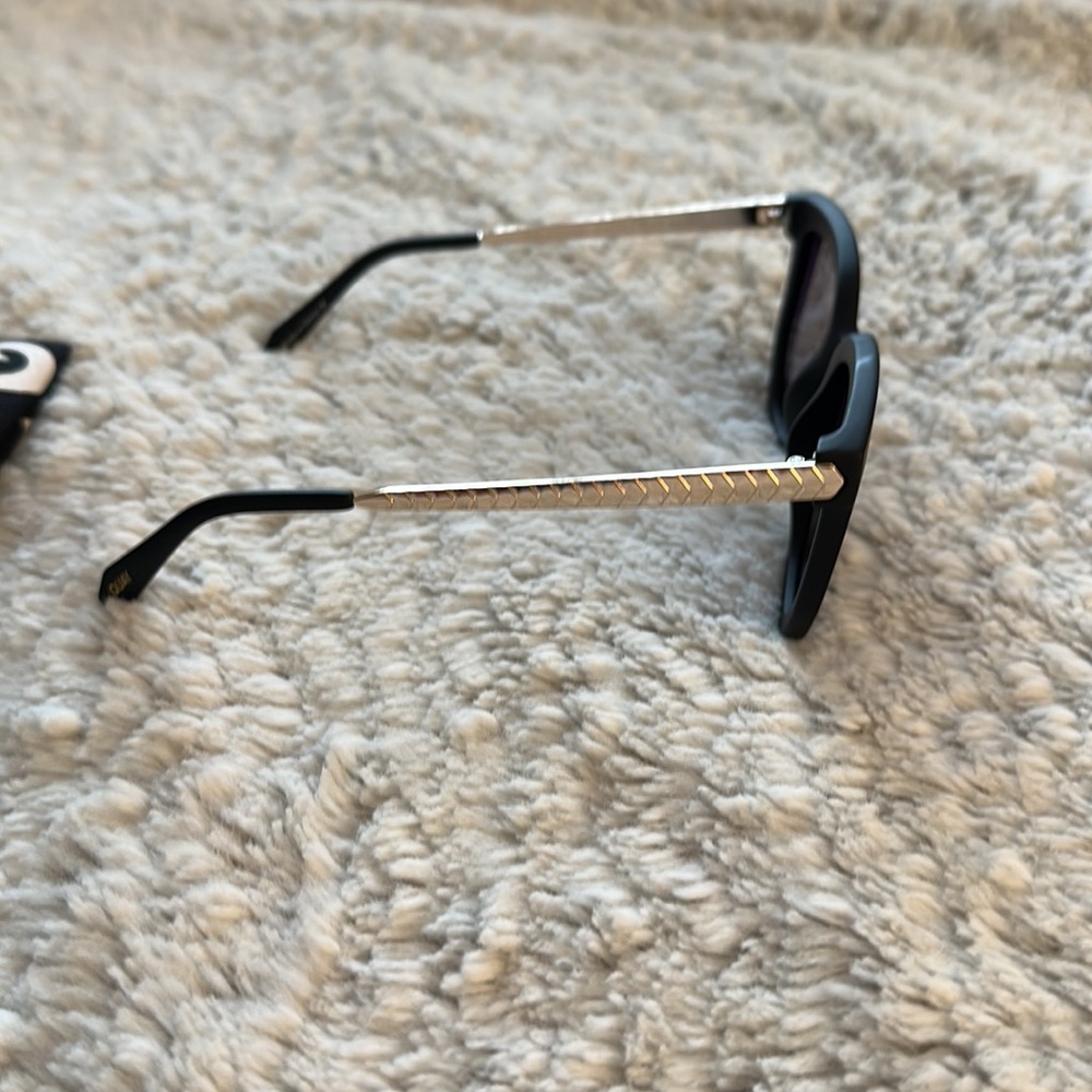 Quay Sunglasses - Picture 2 of 3